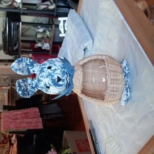 Vtg wicker Bunny planter.